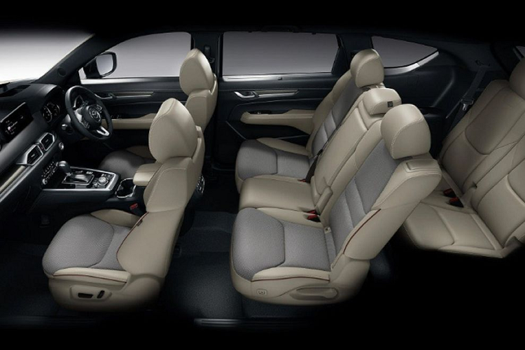 CX-8 2023 được bổ sung thêm tùy chọn màu mới là Rhodium White và Premium Metallic, giúp khách hàng có thêm nhiều sự lựa chọn. Về nội thất, CX-8 2023 có tùy chọn không gian nội thất 6 chỗ hoặc 7 chỗ như cũ. Thiết kế nội thất của xe không có nhiều đổi mới khi có đệm ghế và lò xo nâng cấp, bổ sung cổng USB-C và kết nối Apple CarPlay không dây.