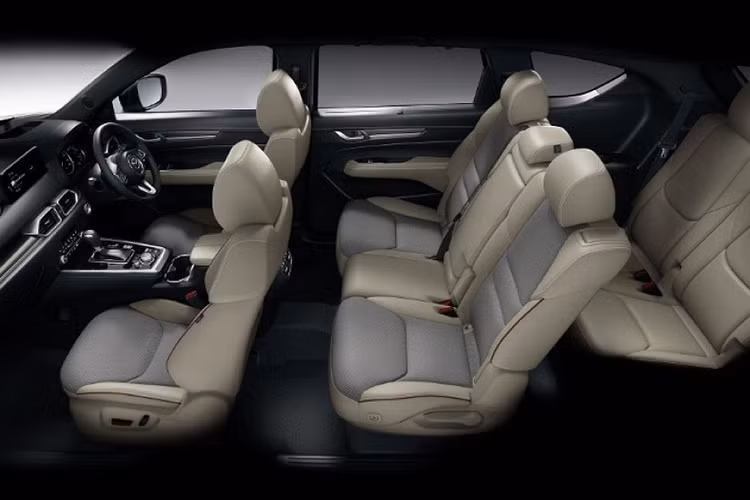 CX-8 2023 được bổ sung thêm tùy chọn màu mới là Rhodium White và Premium Metallic, giúp khách hàng có thêm nhiều sự lựa chọn. Về nội thất, CX-8 2023 có tùy chọn không gian nội thất 6 chỗ hoặc 7 chỗ như cũ. Thiết kế nội thất của xe không có nhiều đổi mới khi có đệm ghế và lò xo nâng cấp, bổ sung cổng USB-C và kết nối Apple CarPlay không dây.