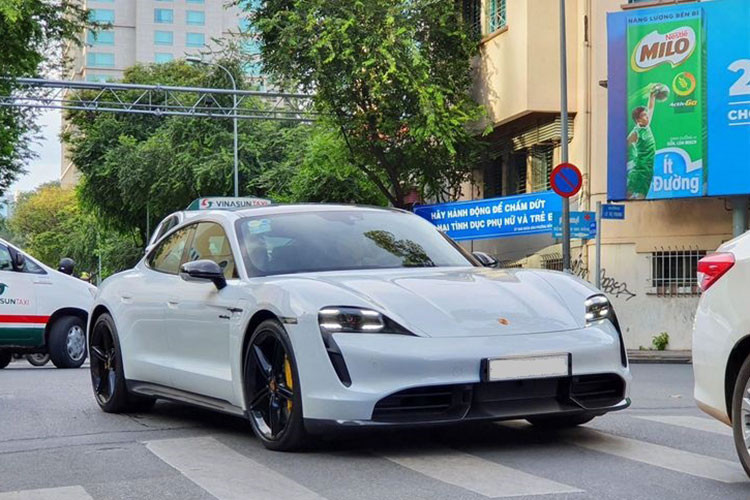Hiện Porsche Việt Nam đang phân phối chính hãng 5 phiên bản Taycan, bao gồm: Taycan, Taycan S, Taycan GTS, Taycan Turbo và Taycan Turbo S với mức giá lần lượt là 4,76 - 5,72 - 6,52 - 7,96 - 9,55 tỷ đồng.