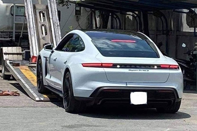 Lý giải về nguyên nhân xe Porsche Taycan giảm giá, Porsche Việt Nam cho hay vì biểu thuế nhập khẩu xe từ châu Âu năm 2023 thấp hơn so với năm 2022 này (Hiệp định Thương mại tự do Việt Nam và EU - EVFTA).