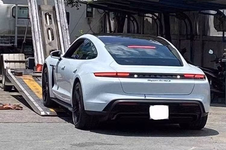 Lý giải về nguyên nhân xe Porsche Taycan giảm giá, Porsche Việt Nam cho hay vì biểu thuế nhập khẩu xe từ châu Âu năm 2023 thấp hơn so với năm 2022 này (Hiệp định Thương mại tự do Việt Nam và EU - EVFTA).