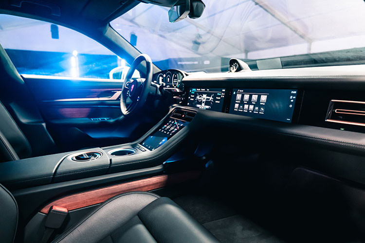 Trong khi đó, với tình trạng thiếu hụt linh kiện lắp ráp như hiện nay, thời điểm nhận xe vẫn chưa được xác định cụ thể mà vẫn đợi những thông tin chính thức từ nhà máy của hãng Porsche tại châu Âu.