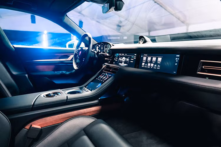 Trong khi đó, với tình trạng thiếu hụt linh kiện lắp ráp như hiện nay, thời điểm nhận xe vẫn chưa được xác định cụ thể mà vẫn đợi những thông tin chính thức từ nhà máy của hãng Porsche tại châu Âu.