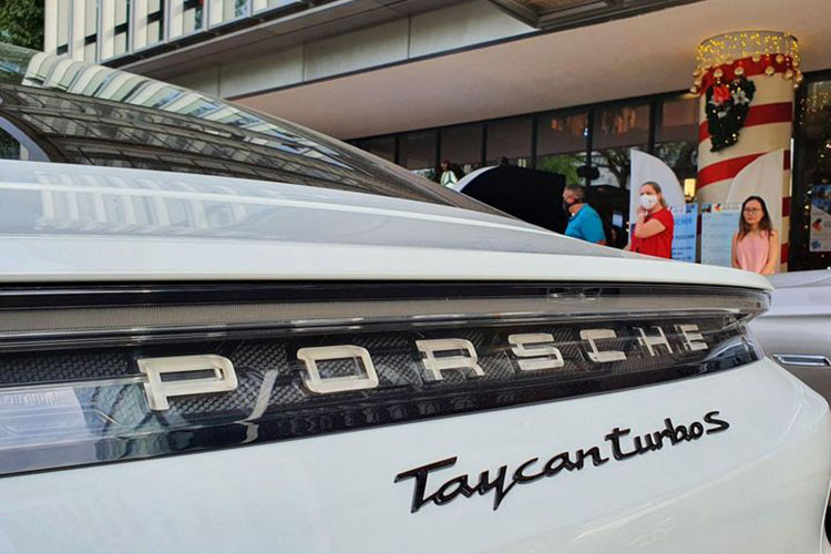 Được giới thiệu tới khách hàng Việt vào tháng 10/2020, Porsche Taycan là mẫu xe thể thao thuần điện đầu tiên bán chính hãng tại Việt Nam.