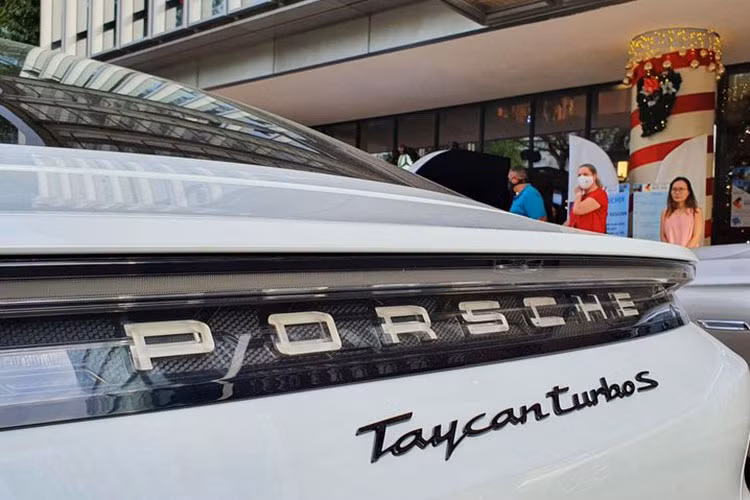 Được giới thiệu tới khách hàng Việt vào tháng 10/2020, Porsche Taycan là mẫu xe thể thao thuần điện đầu tiên bán chính hãng tại Việt Nam.