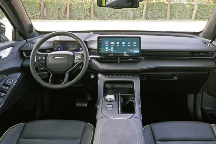 So với Haval H6 thông thường, xe dài hơn 74 mm, rộng hơn 54 mm, cao hơn 5 mm trong khi chiều dài cơ sở giữ nguyên. Tương tự kích thước, thiết kế ngoại thất của Haval H6 GT 2022 cũng được điều chỉnh với lưới tản nhiệt và hốc gió mới. Bên cạnh đó là cánh gió mui mới và bộ khuếch tán gió giả nằm giữa 2 ống xả của xe.