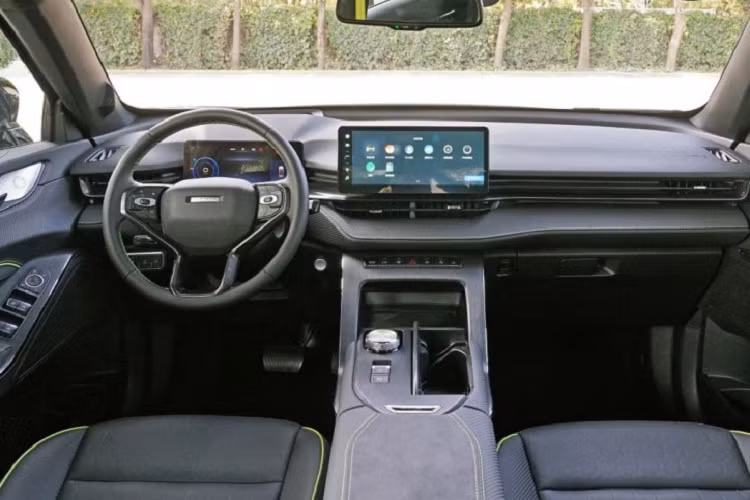 So với Haval H6 thông thường, xe dài hơn 74 mm, rộng hơn 54 mm, cao hơn 5 mm trong khi chiều dài cơ sở giữ nguyên. Tương tự kích thước, thiết kế ngoại thất của Haval H6 GT 2022 cũng được điều chỉnh với lưới tản nhiệt và hốc gió mới. Bên cạnh đó là cánh gió mui mới và bộ khuếch tán gió giả nằm giữa 2 ống xả của xe.