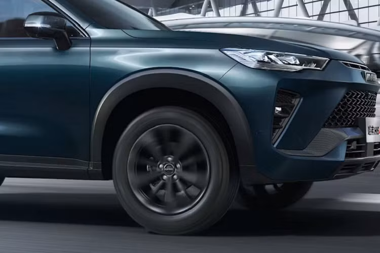 Nằm bên dưới nắp ca-pô của Haval H6 GT 2022 là động cơ xăng 4 xi-lanh, tăng áp, dung tích 2.0L, sản sinh công suất tối đa 201 mã lực và mô-men xoắn cực đại 320 Nm. Động cơ kết hợp với hộp số tự động ly hợp kép 7 cấp và hệ dẫn động cầu trước hoặc 4 bánh. Để tăng tính thể thao, mẫu SUV lai Coupe này còn có hệ thống phanh Brembo và lốp Michelin để tăng khả năng đáp ứng vô lăng.