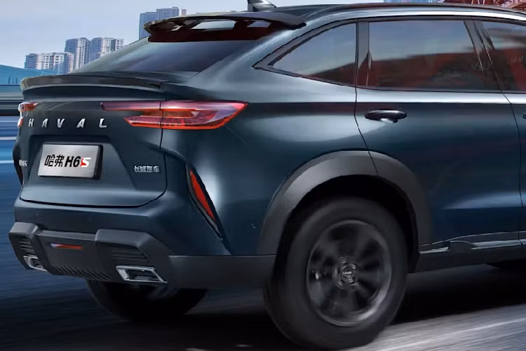 Chưa hết, Haval H6 GT 2022 còn có những trang bị an toàn chủ động ADAS, bao gồm hệ thống kiểm soát hành trình thích ứng tích hợp Stop &amp; Go, phanh khẩn cấp tự động đi kèm tính năng phát hiện người đi bộ/người đạp xe, hỗ trợ đưa xe vào giữa làn đường, phát hiện điểm mù, cảnh báo phương tiện cắt ngang khi lùi và camera 360 độ.