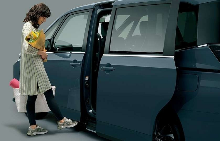 Là xe nhắm đến các gia đình, cặp đôi MPV của Toyota có những trang bị tiện nghi nổi bật như cửa trượt bên sườn và cửa cốp tích hợp cảm biến đá chân. Người dùng chỉ cần khua chân bên dưới cửa là có thể mở ra mà không cần dùng tay.