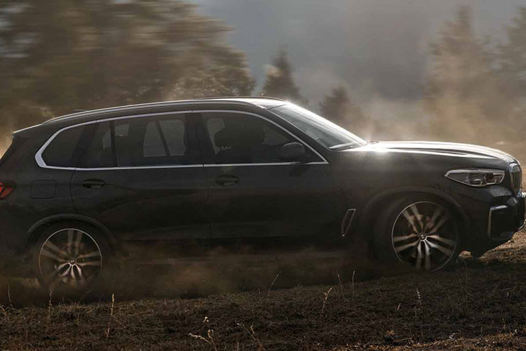 Sau 3 tháng để khách hàng chờ đợi, cuối cùng hãng BMW cũng tung X5 phiên bản kéo dài có tên Li ra thị trường Trung Quốc. Do liên doanh BMW Brilliance sản xuất, X5 Li có 2 bản trang bị là BMW X5 xDrive30Li và X5 xDrive40Li. Vào thời điểm hiện tại, mẫu SUV hạng sang này sẽ chỉ dành riêng cho thị trường Trung Quốc.