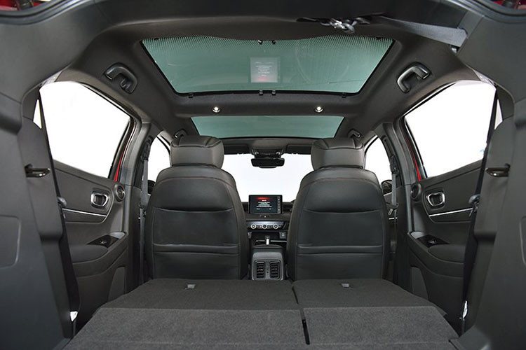 Ở bên trong, nội thất của Honda HR-V 2022 được làm mới hoàn toàn theo phong cách gọn gàng, xe có nhiều trang bị nổi bật như màn hình màu đa thông tin TFT 7 inch trong bảng đồng hồ, màn hình cảm ứng 8 inch ở trung tâm, hỗ trợ Apple CarPlay/Android Auto,...