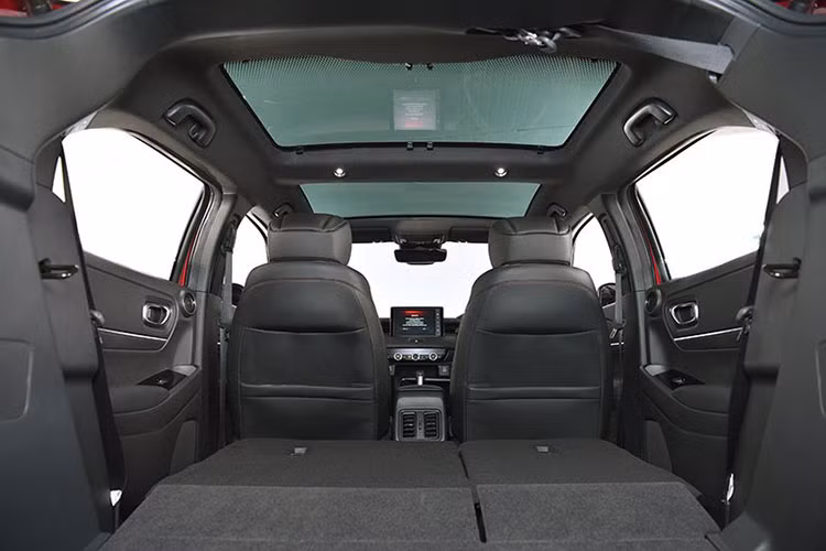 Ở bên trong, nội thất của Honda HR-V 2022 được làm mới hoàn toàn theo phong cách gọn gàng, xe có nhiều trang bị nổi bật như màn hình màu đa thông tin TFT 7 inch trong bảng đồng hồ, màn hình cảm ứng 8 inch ở trung tâm, hỗ trợ Apple CarPlay/Android Auto,...