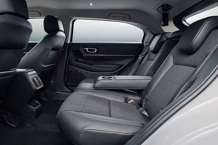 Không rõ bản RS có được bán tại Việt Nam hay không, nếu có thì chắc chắn nó sẽ rất được săn đón. Honda HR-V RS 2022 có bộ lưới tản nhiệt mạ crom sáng bóng thể thao, logo RS màu đỏ nổi bật tích hợp trên lưới, cản trước/cản sau và nẹp xung quanh thân xe đều sơn màu đen hầm hố.