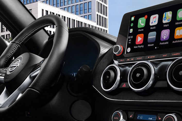 Chưa hết, hãng Nissan còn bổ sung nẹp bao quanh thân xe mới, bộ vành hợp kim 17 inch tiêu chuẩn hoặc vành khí động lực học 19 inch tùy chọn giống Ariya và cánh gió đuôi khác biệt một chút cho Juke Hybrid 2022.