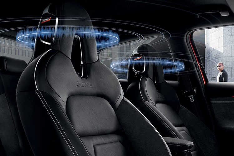 Bên trong Nissan Juke Hybrid 2022 chỉ có một số thay đổi dành riêng cho xe như bảng đồng hồ, giao diện mới trên màn hình trung tâm 7 inch hay nút bấm của chế độ e-Pedal và EV ở cụm điều khiển. Vì sự xuất hiện của pin nên thể tích khoang hành lý của xe bị giảm 68 lít so với Nissan Juke bản thường, xuống còn 354 lít.