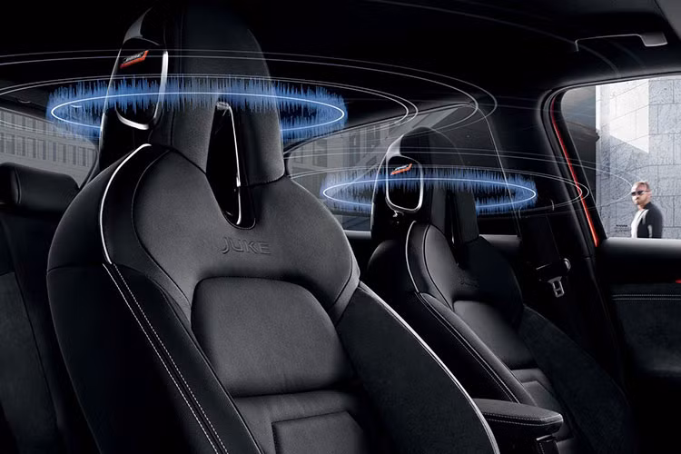 Bên trong Nissan Juke Hybrid 2022 chỉ có một số thay đổi dành riêng cho xe như bảng đồng hồ, giao diện mới trên màn hình trung tâm 7 inch hay nút bấm của chế độ e-Pedal và EV ở cụm điều khiển. Vì sự xuất hiện của pin nên thể tích khoang hành lý của xe bị giảm 68 lít so với Nissan Juke bản thường, xuống còn 354 lít.