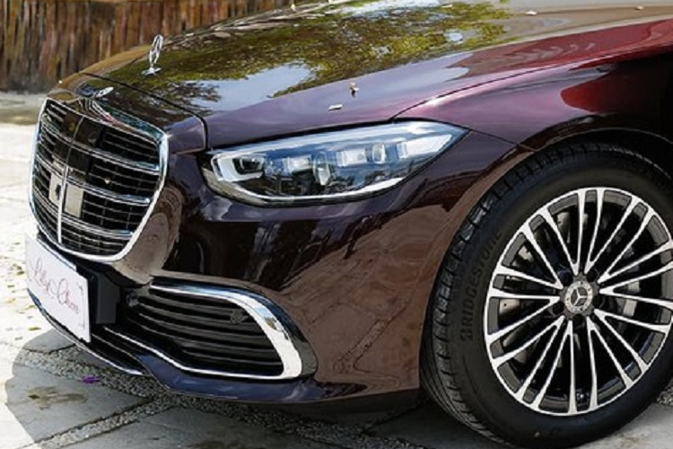 Ngoài ra, công nghệ EQ Boost mới trên Mercedes-Benz S450 2022 có thể bổ sung 22 mã lực và 250 Nm trong thời gian ngắn để hỗ trợ quá trình tăng tốc. Ngoài ra, hiện tượng trễ tăng áp cũng được loại bỏ và quá trình khởi động lại động cơ sau khi tự động ngắt (start/stop) cũng diễn ra êm ái hơn.