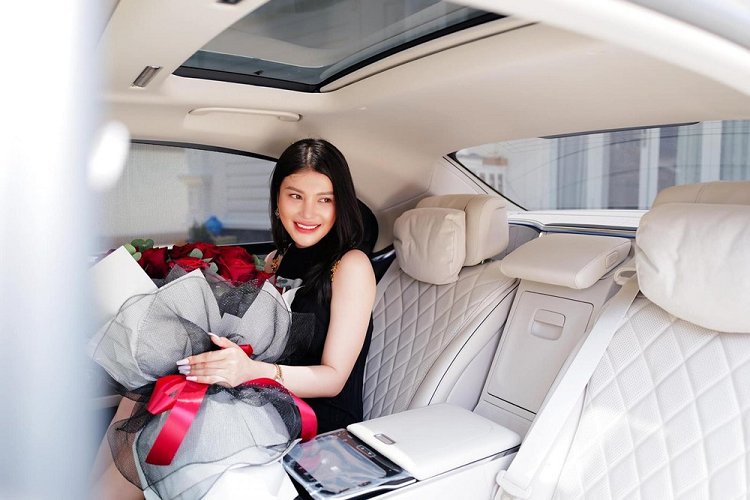 Trước khi mua chiếc xe sang Mercedes-Benz S450 thế hệ mới, "ngọc nữ bolero" Lily Chen từng tậu chiếc xe siêu sang Mercdes-Maybach S450 đời cũ vào năm ngoái với mức giá bán chính hãng tại thời điểm đó là hơn 7,4 tỷ đồng. Chỉ trong 2 năm qua, Lily Chen đã mua đến 4 chiếc xe của Mercedes-Benz và bạn đời mới nhất là S450 2022.