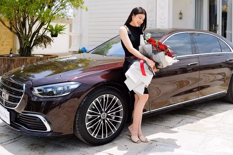 Chiếc xe sang Mercedes-Benz S450 thế hệ mới mà "ngọc nữ bolero" Lily Chen mới nhận bàn giao tại nhà riêng ở Tây Ninh khá đặc biệt vì được sơn ngoại thất màu đỏ Rubellite. Quá trình tìm hiểu chúng tôi biết được, màu sơn Rubellite Red có giá lên đến 240 triệu đồng và hiện đang là màu "hot trend" của dòng S450 2022 tại Việt Nam.