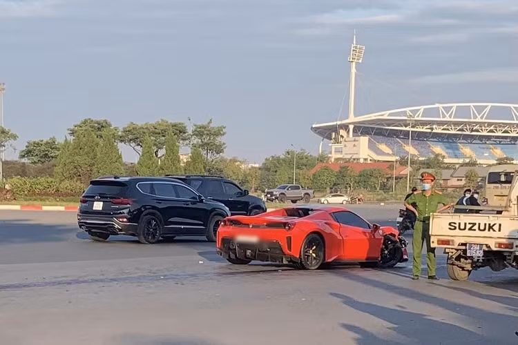 Đại diện cơ quan công an cũng cho hay, sau khi tai nạn xảy ra, cửa bên ghế phụ của chiếc siêu xe bị khóa chặt, không thể mở ra, đây cũng là phần va chạm với chiếc xe máy. Cô gái đi cùng xe có thể đã di chuyển sang ghế lái để bước ra ngoài nên bị hiểu lầm là người cầm lái.