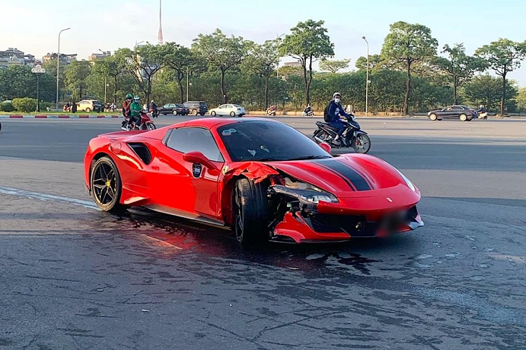 Theo một số người có mặt gần hiện trường, chiếc Ferrari 488 Pista Spider có tiếng pô rú to như tiếng trực thăng, tốc độ phải tầm 160-180km/h. Sau khi va chạm với xe máy nam thanh niên xuống xe vẫn rất bình tĩnh, còn cô gái đi cùng mặt có vẻ hoảng sợ, vứt cả đôi guốc. Chiếc xe máy bị gãy làm đôi, cách vị trí xe Ferrari tầm 30m.