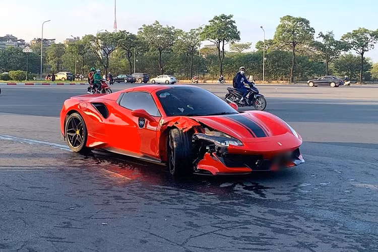 Theo một số người có mặt gần hiện trường, chiếc Ferrari 488 Pista Spider có tiếng pô rú to như tiếng trực thăng, tốc độ phải tầm 160-180km/h. Sau khi va chạm với xe máy nam thanh niên xuống xe vẫn rất bình tĩnh, còn cô gái đi cùng mặt có vẻ hoảng sợ, vứt cả đôi guốc. Chiếc xe máy bị gãy làm đôi, cách vị trí xe Ferrari tầm 30m.