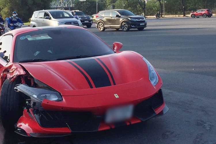 Chiều ngày 31/10 vừa qua, Phòng Cảnh sát hình sự, Công an TP Hà Nội phối hợp Phòng Cảnh sát giao thông điều tra vụ tai nạn giữa chiếc siêu xe Ferrari 488 Pista Spider biển NG và xe máy khiến một người tử vong tại khu vực gần Sân vận động Mỹ Đình, quận Nam Từ Liêm, Hà Nội.