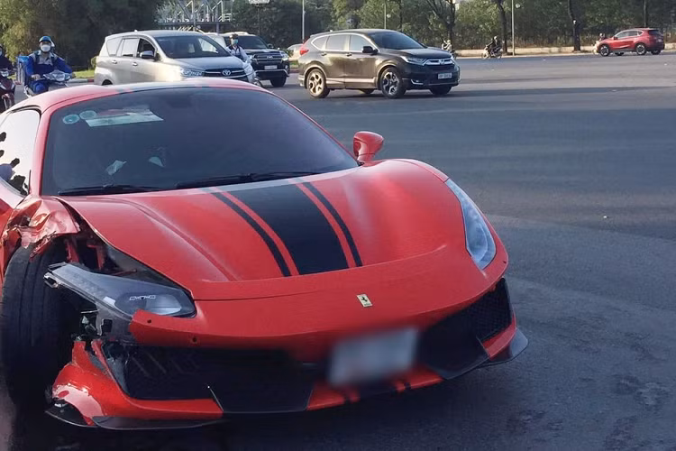 Chiều ngày 31/10 vừa qua, Phòng Cảnh sát hình sự, Công an TP Hà Nội phối hợp Phòng Cảnh sát giao thông điều tra vụ tai nạn giữa chiếc siêu xe Ferrari 488 Pista Spider biển NG và xe máy khiến một người tử vong tại khu vực gần Sân vận động Mỹ Đình, quận Nam Từ Liêm, Hà Nội.