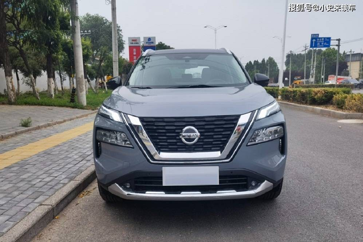 Sở dĩ hãng Nissan phải bổ sung động cơ mới cho dòng crossover cỡ C này vì kể từ khi dùng động cơ xăng 3 xi-lanh tăng áp dung tích 1.5L, X-Trail liên tục bị giảm doanh số tại thị trường tỷ dân. Trong tháng đầu tiên của năm 2022, Honda CR-V với doanh số 24.293 chiếc tại Trung Quốc; Toyota Wildlander là 16.892 chiếc; Honda Breeze (11.071 chiếc); Toyota RAV4 (13.654 chiếc) và Nissan Qashqai (24.732 chiếc). Trong khi đó, Nissan X-Trail chỉ đạt doanh số 1.184 chiếc.