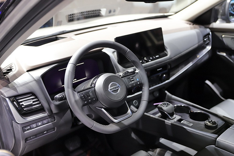 Ở bên sườn, Nissan X-Trail 2022 vẫn đi kèm đường dập gân nổi bật, kéo dài từ dải đèn LED định vị ban ngày đến cửa trước và từ cửa sau đến đèn hậu. Thêm vào đó là bộ vành hợp kim 5 chấu phối 2 màu thể thao và nẹp mạ crôm trên cửa.