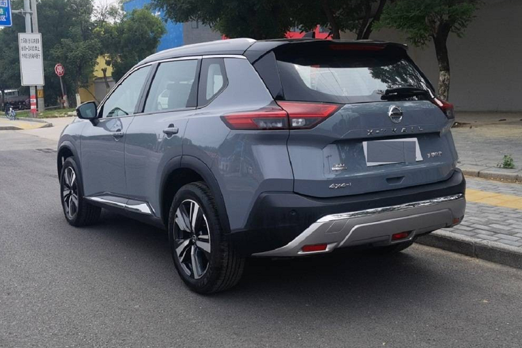 Nissan X-Trail phiên bản 1.5L hiện đang bán ở Trung Quốc có thông số không hề tệ, bao gồm công suất tối đa 204 mã lực và mô-men xoắn cực đại 300 Nm. Sức mạnh được truyền tới bánh thông qua hộp số biến thiên vô cấp CVT và hệ dẫn động 2 cầu. Nhờ đó, xe chỉ tiêu thụ lượng xăng trung bình 5,8 lít/100 km. Phải nói rằng, động cơ 3 xi-lanh có nhiều ưu điểm như kích thước nhỏ gọn và tiết kiệm nhiên liệu.