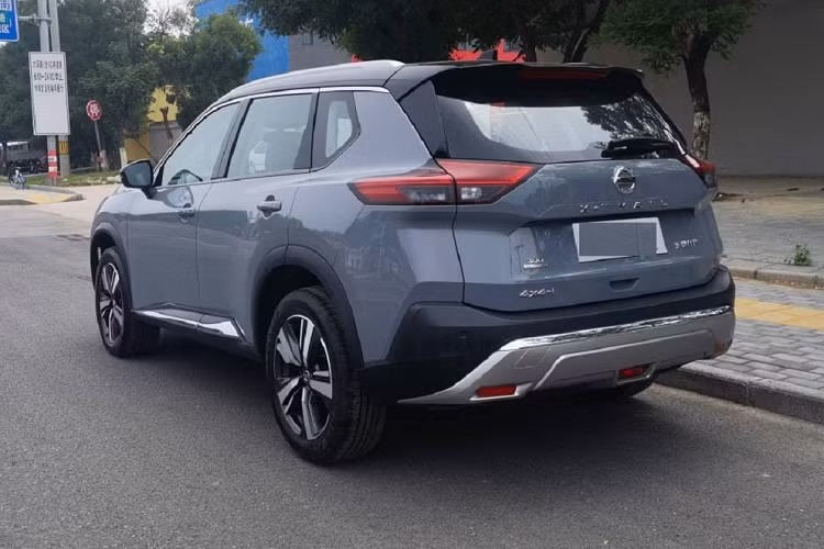 Nissan X-Trail phiên bản 1.5L hiện đang bán ở Trung Quốc có thông số không hề tệ, bao gồm công suất tối đa 204 mã lực và mô-men xoắn cực đại 300 Nm. Sức mạnh được truyền tới bánh thông qua hộp số biến thiên vô cấp CVT và hệ dẫn động 2 cầu. Nhờ đó, xe chỉ tiêu thụ lượng xăng trung bình 5,8 lít/100 km. Phải nói rằng, động cơ 3 xi-lanh có nhiều ưu điểm như kích thước nhỏ gọn và tiết kiệm nhiên liệu.