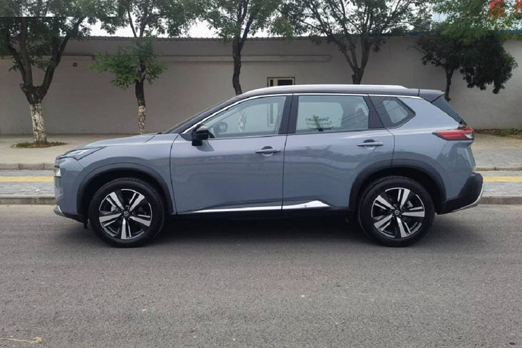 Tại thị trường Trung Quốc, xe được trang bị màn hình hiển thị thông tin kính lái, màn hình thông tin giải trí cảm ứng 12,3 inch, hệ thống điều hòa tự động 3 vùng, sạc điện thoại thông minh không dây và công nghệ cách âm chủ động...