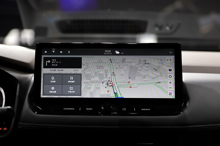 Dự kiến, thiết kế nội thất của Nissan X-Trail 2022 phiên bản máy xăng 2.0L mới cũng không có gì thay đổi. Bên trong mẫu xe này sẽ là không gian nội thất 5+2 chỗ ngồi với mặt táp-lô thiết kế nằm ngang, cụm điều khiển trung tâm thấp và rộng, cần số ngắn cũng như vô lăng vát đáy. 