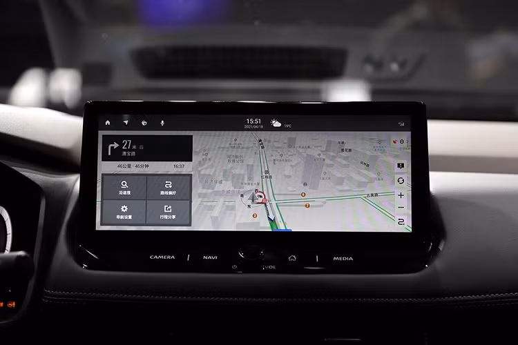 Dự kiến, thiết kế nội thất của Nissan X-Trail 2022 phiên bản máy xăng 2.0L mới cũng không có gì thay đổi. Bên trong mẫu xe này sẽ là không gian nội thất 5+2 chỗ ngồi với mặt táp-lô thiết kế nằm ngang, cụm điều khiển trung tâm thấp và rộng, cần số ngắn cũng như vô lăng vát đáy. 