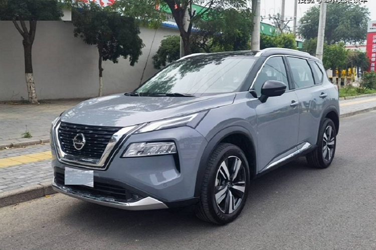 Mới đây, cánh săn ảnh tại Trung Quốc đã bắt gặp Nissan X-Trail 2022 mới trên đường phố. Sự thay đổi lớn nhất của chiếc Nissan X-Trail này chính là động cơ. Theo tin đồn, Nissan X-Trail 2022 tại thị trường Trung Quốc sẽ được bổ sung động cơ xăng 4 xi-lanh, tăng áp, dung tích 2.0L mới và hộp số tự động 8 cấp. 