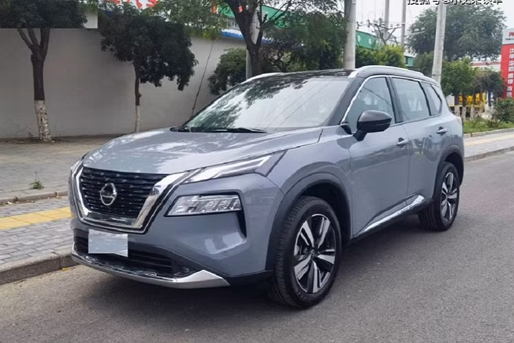 Mới đây, cánh săn ảnh tại Trung Quốc đã bắt gặp Nissan X-Trail 2022 mới trên đường phố. Sự thay đổi lớn nhất của chiếc Nissan X-Trail này chính là động cơ. Theo tin đồn, Nissan X-Trail 2022 tại thị trường Trung Quốc sẽ được bổ sung động cơ xăng 4 xi-lanh, tăng áp, dung tích 2.0L mới và hộp số tự động 8 cấp. 