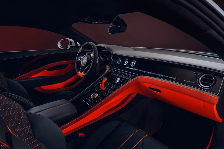 Tổng cộng số vàng tối đa có thể xuất hiện trong cabin Bentley Batur nặng 210g. Ngoài ra, Bentley còn cung cấp một danh sách dài đến cả triệu lựa chọn tùy biến cá nhân dành cho các khách hàng muốn sở hữu Batur. Ghế ngồi trên xe có thể được làm bằng da từ Scotland hoặc Ý, cũng có thể là sợi tổng hợp tự nhiên, da lộn, hoặc sợi tái chế.