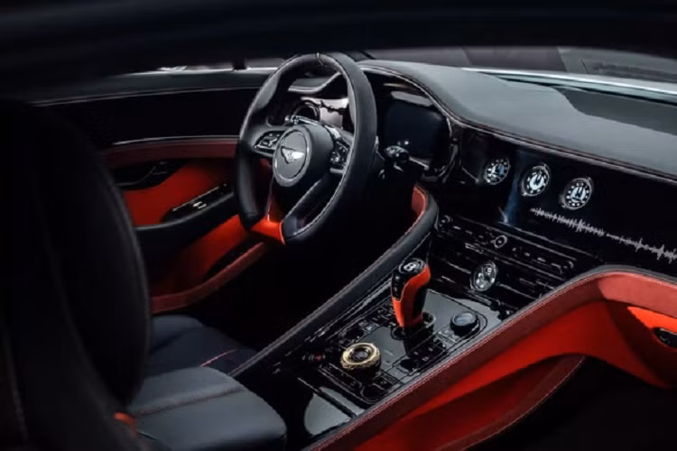 Chi tiết bằng vàng nổi bật nhất trên Bentley Mulliner Batur siêu sang là khung viền núm xoay “Charisma Dial” quanh nút Start/Stop tại cụm điều khiển trung tâm. Không chỉ dừng ở việc trang trí, người dùng có thể xoay khung viền này để điều chỉnh chế độ lái. Vàng 18 carat cũng được sử dụng để trang trí khu vực điều hòa và vô lăng.