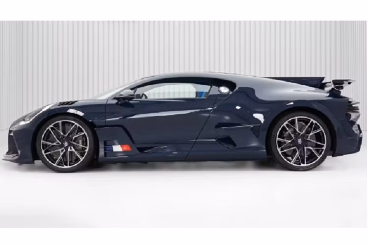 Chiếc Bugatti Divo ra mắt lần đầu vào tháng 8/2018, mẫu hypercar này được đặt theo tên của tay đua Albert Divo, người đã giành nhiều danh hiệu quý giá với Bugatti trong suốt khoảng thời gian 20 năm, bao gồm 6 giải Grand Prix và 2 giải Targa Florio.