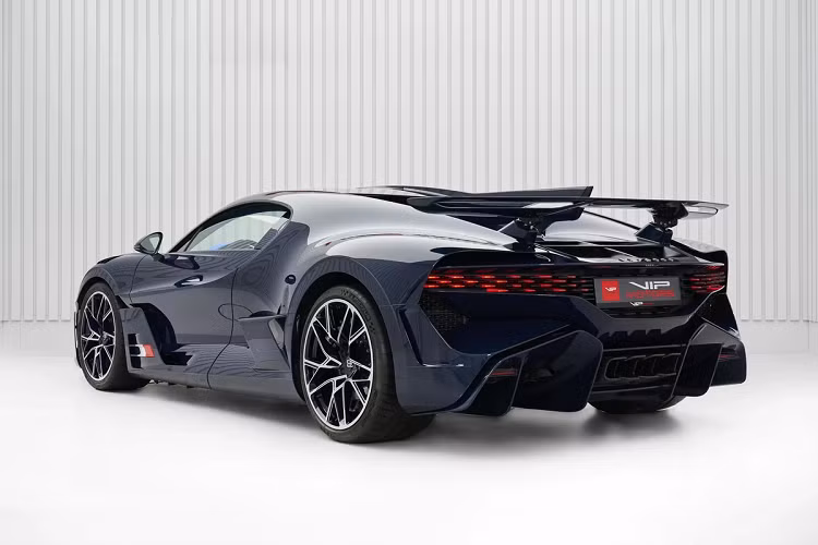 Trái tim của Bugatti Divo là khối động cơ W16 quen thuộc trên Chiron, dung tích 8.0 L, đi kèm 4 bộ tăng áp, sản sinh công suất tối đa 1.500 mã lực và 1.600 Nm mô men xoắn, khả năng tăng tốc 0-100 km/h trong 2,4 giây. Hộp số là loại bán tự động 7 cấp, kết hợp với hệ dẫn động 4 bánh.