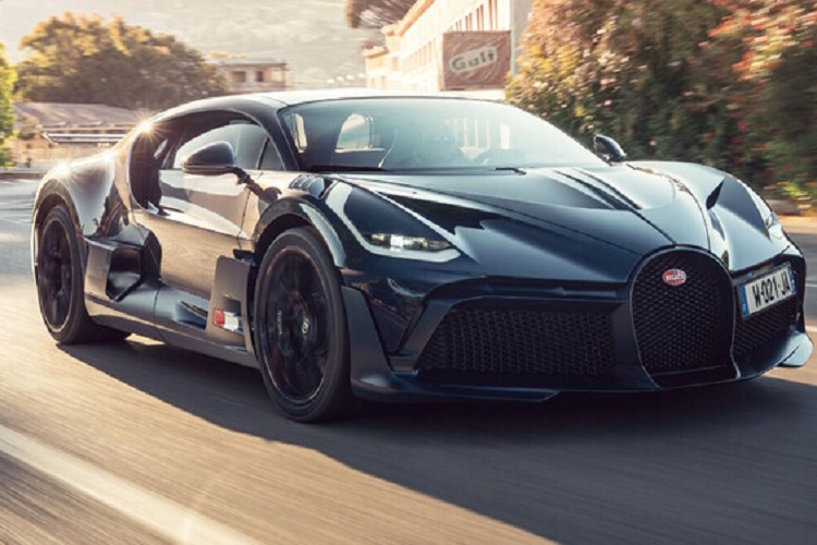 Bảng điều khiển được làm bằng sợi carbon mờ. Ngoài ra, Bugatti Divo còn sở hữu bệ tì tay rộng rãi hơn so với các phiên bản trước để tăng sự thoải mái cho người ngồi trên xe.