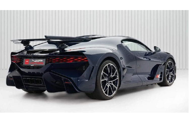 Đuôi xe nổi bật với cụm đèn hậu được thiết kế khác biệt hoàn toàn so với Chiron. Một cánh lướt gió lớn nằm phía sau giúp cải thiện lực ép không khí. Nhờ vậy mà động cơ sẽ không bị nóng máy trong quá trình vận hành. Hệ thống ống xả với 4 đầu ra hình tứ giác xếp liền kề nhau.