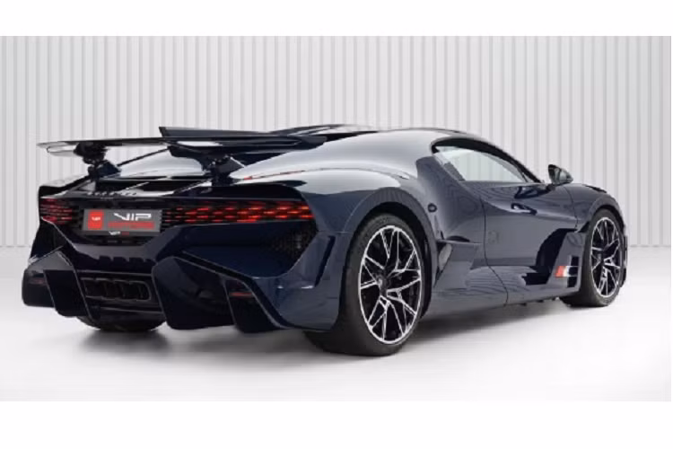 Đuôi xe nổi bật với cụm đèn hậu được thiết kế khác biệt hoàn toàn so với Chiron. Một cánh lướt gió lớn nằm phía sau giúp cải thiện lực ép không khí. Nhờ vậy mà động cơ sẽ không bị nóng máy trong quá trình vận hành. Hệ thống ống xả với 4 đầu ra hình tứ giác xếp liền kề nhau.