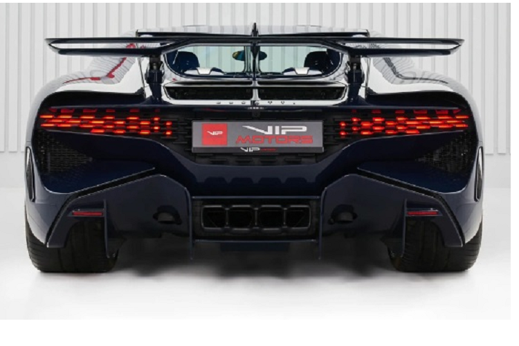 Với mức giá xe Bugatti Divo khởi điểm lên đến 5,8 triệu USD (khoảng 139 tỷ đồng), Divo là mẫu xe đắt nhất của Bugatti lúc bấy giờ. Được giới mê xe săn lùng, mẫu xe này nhanh chóng cháy hàng chỉ sau vài tuần ra mắt. Điều khiến giá của chiếc xe này tăng gấp đôi như hiện tại là do xe vẫn chưa lăn bánh một km nào.