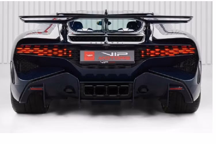Với mức giá xe Bugatti Divo khởi điểm lên đến 5,8 triệu USD (khoảng 139 tỷ đồng), Divo là mẫu xe đắt nhất của Bugatti lúc bấy giờ. Được giới mê xe săn lùng, mẫu xe này nhanh chóng cháy hàng chỉ sau vài tuần ra mắt. Điều khiến giá của chiếc xe này tăng gấp đôi như hiện tại là do xe vẫn chưa lăn bánh một km nào.