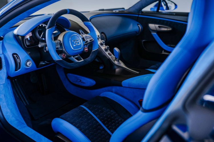 Về thiết kế, nếu như ở đàn anh Chiron mang dáng vẻ mềm mại thì các đường nét trên Divo lại khá khỏe khoắn, gai góc. Ngoại thất xe nổi bật với màu xanh dương đậm cùng phần thân làm từ sợi carbon. Bộ mâm là loại đa chấu đồng màu ngoại thất, cắt vát dạng kim cương, đi kèm cùm phanh màu xám.