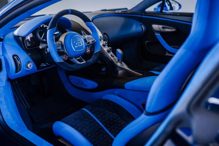 Về thiết kế, nếu như ở đàn anh Chiron mang dáng vẻ mềm mại thì các đường nét trên Divo lại khá khỏe khoắn, gai góc. Ngoại thất xe nổi bật với màu xanh dương đậm cùng phần thân làm từ sợi carbon. Bộ mâm là loại đa chấu đồng màu ngoại thất, cắt vát dạng kim cương, đi kèm cùm phanh màu xám.