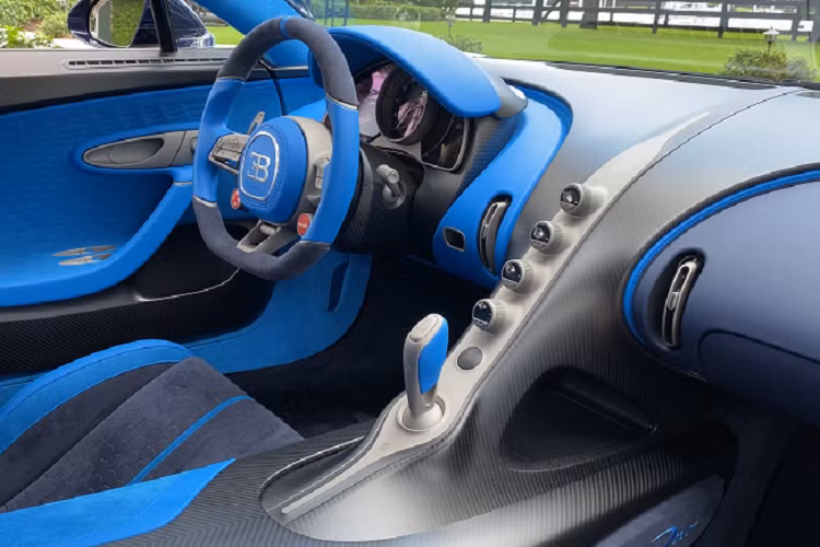 Phần đầu xe có nhiều sự thay đổi, cụm đèn pha tuyệt đẹp trên Chiron đã được thay thế bằng cụm đèn tinh gọn hơn. Cụm đèn định vị LED hình chữ C tạo kiểu độc đáo và lạ mắt. Cản trước được thiết kế cửa hút gió tương đối lớn. Hai bên thân xe nổi bật với gói thân rộng hoàn toàn mới, 2 bên sườn có sự xuất hiện của hình lá cờ Pháp cực kỳ ấn tượng.